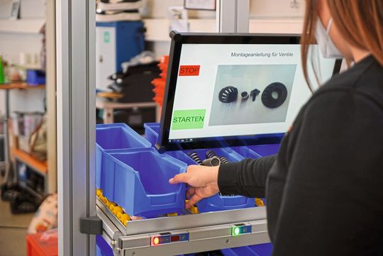 Das Werkerassistenzsystem Minitec Smart Assist eröffnet Unternehmen völlig neue Möglichkeiten der interaktiven Mitarbeiterunterstützung.(Bild:  Minitec)