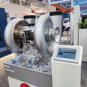 Auf der Leitmesse der Umwelttechnik lässt sich Aerzen nicht lumpen: Neue Verdichter und Gebläse sowie komplette Systemlösungen adressieren die aktuellen Herausforderungen der Branche.(Bild:  PROCESS/Stephan)