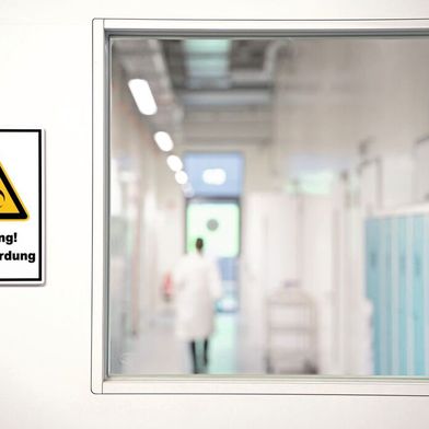 Hinter dieser Tür wird Zukunft erforscht: Blick in den Schutzstufenbereich am Fraunhofer FEP. (Bild: Fraunhofer FEP, Finn Hoyer)