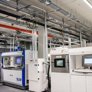 SLM- und EOS- Maschinen mit seperater Medienzuführung dominieren die 3D-Druck-Fabrik.(Bild:  konstruktionspraxis/Richter)
