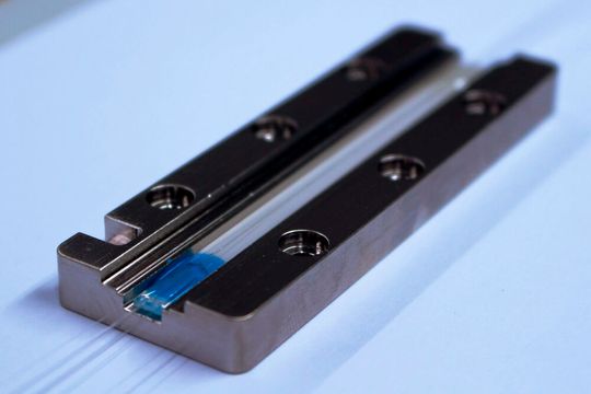 This is what the so-called signal pump light coupler looks like, which is used at the LZH for lasers with a wavelength of two micrometers. The average coupling efficiency reaches 90 percent with little scattering upwards and downwards. The system could even make the long-awaited class of 1-kilowatt lasers a reality.(Image: LZH)