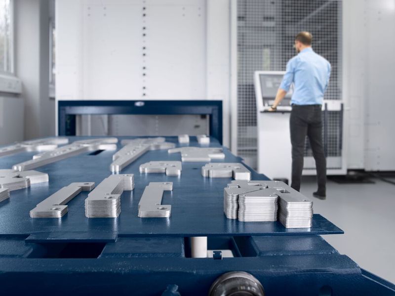 Ab der Euroblech bietet Trumpf ein digitales Geschäftsmodell namens Pay-Per-Part an. Es wird mit dem Laserschneid-Vollautomaten Trulaser Center 7030 angeboten und soll allen helfen, die kein geeignetes Personal an Land ziehen können, trotz hoher Auftragslage. Hier mehr dazu.