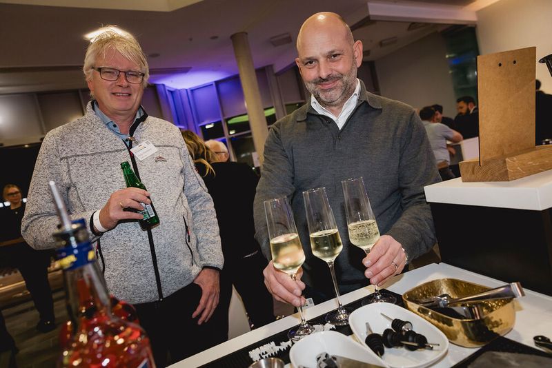 Zwischen Pumpenexperten und Wasserstoffpionieren entstehen spannende Synergien beim Dinner. (Bild: Stefan Bausewein)