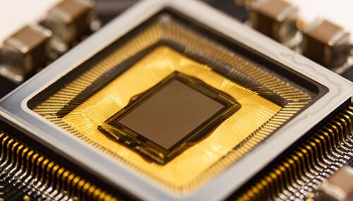 DVxplorer ist die erste neuromorphe Kamera der Welt, die der Öffentlichkeit zur Verfügung steht. Sie bietet laut Hersteller IniVation unter anderem eine Reaktionszeit im Sub-Millisekunden-Bereich sowie einen extrem hohen Dynamikbereich. Das Geheimnis der Leistungsfähigkeit der Kamera ist ein patentiertes neuromorphes Pixeldesign, das wesentliche  Aspekte der menschlichen Netzhaut nachbildet. Fachleute auf der ganzen Welt nutzen bereits die Technologie hinter DVxplorer, um leistungsstarke Bildverarbeitungsanwendungen in der Robotik, Luft- und Raumfahrt, im Automobilbau und in der Highspeed-Automatisierung zu entwickeln. DVxplorer wurde im Rahmen der CES 2020 mit einem Best of Innovation Award ausgezeichnet. (Bild: IniVation)