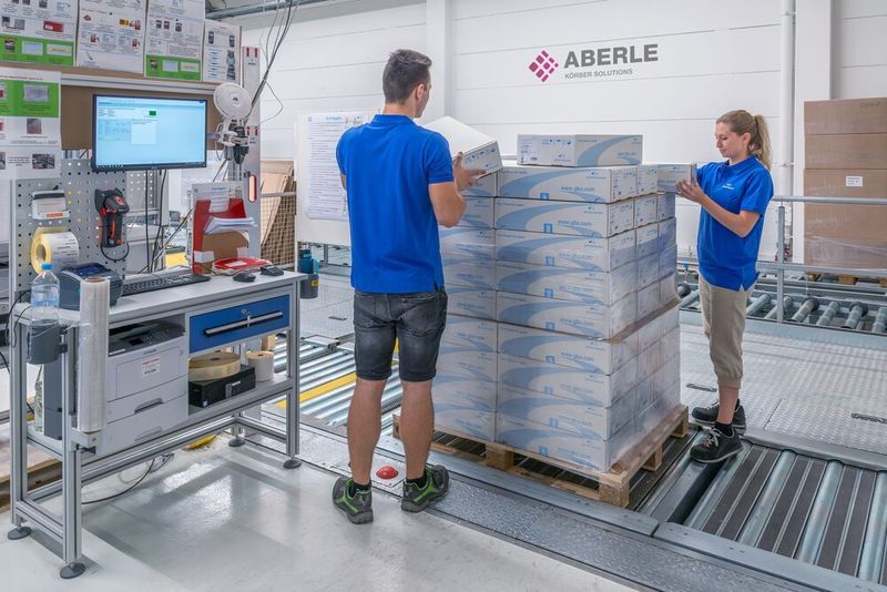 Auch die Kommissionierplätze werden von einer zentralen Förderstrecke ver- und entsorgt. (Faktor Zwei)