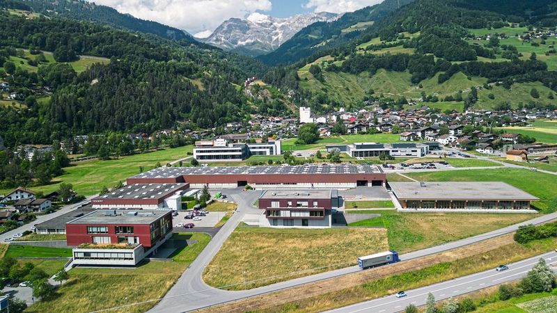 Mit fast 600 Mitarbeitenden gehört Trumpf Schweiz AG in Grüsch zu einem der grösseren Industrieunternehmen in der Schweiz. (Bild: Trumpf Schweiz AG)