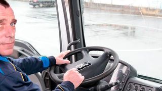 „Nach meinem Unfall hätte ich nicht geglaubt, dass ich überhaupt mal wieder Lkw fahren kann. Ich bin richtig happy, dass ich das geschafft habe“, sagt Falk R. heute, knapp drei Jahre nach seinem Unfall. (Marco Milic)