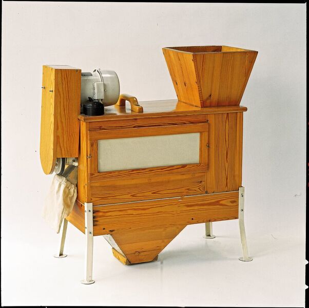 1952 the first Triumpf cyclone screener made of wood is launched.  (Azo)