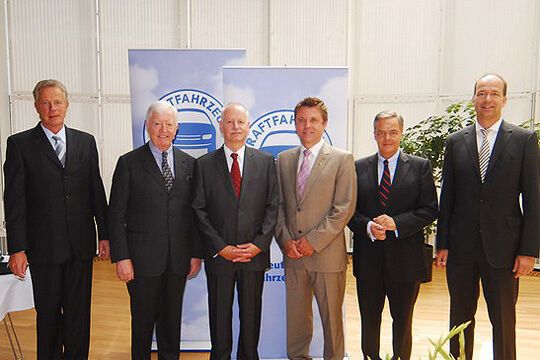 Wachwechsel im ZDK-Hauptstadtbüro: (v.li.) Ulrich Fromme (ZDK-Vize), Robert Rademacher (ZDK-Präsident), Volker Kuhn (ehemaliger Leiter ZDK-Hauptstadtbüro), Wilhelm Hülsdonk (ZDK-Vize), Christoph Konrad (neuer Leiter ZDK-Hauptstadtbüro)und Axel Koblitz (ZDK-Hauptgeschäftsführer). (Zietz)
