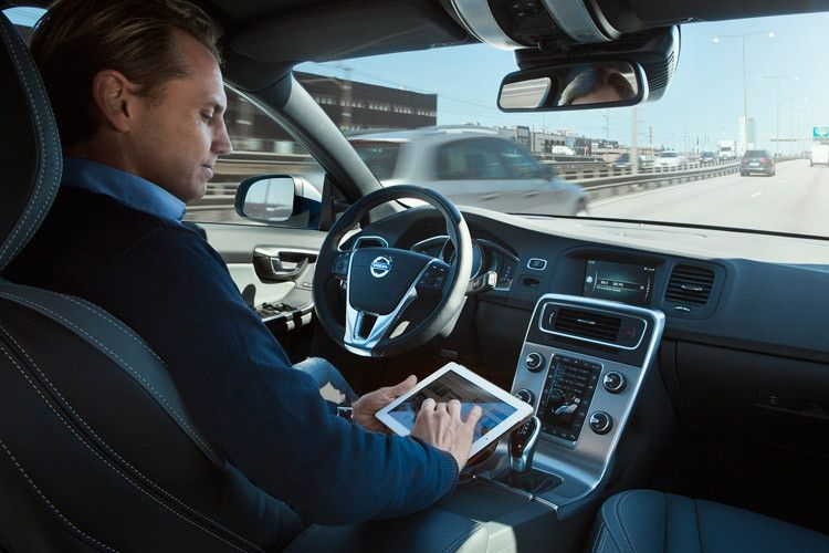 Technisch ist autonomes Fahren schon heute machbar. Kamera-, laser- und radargestützte Assistenzsysteme wie Spurhalte- oder adaptiver Abstands- und Geschwindigkeitsregler sowie 360-Grad-Kameraüberwachung machen es möglich. Bis zur Alltagstauglichkeit des autonom fahrenden Autos ist es jedoch noch ein weiter Weg. (Volvo)