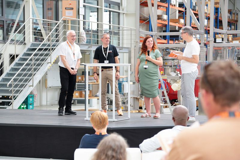Dr.-Ing. Hans-Joachim Jacob, Senior Expert Process and Applications, David Manke, geschäftsführender Gesellschafter, und Patrycja Kajdan, Prozessingenieurin, zeigen anhand eigener Erfahrungen und mit Geschichten aus dem Nähkästchen, warum es lohnt, sich die Frage zu stellen „Was, wenn es doch geht?“. (Bild: Ystral)