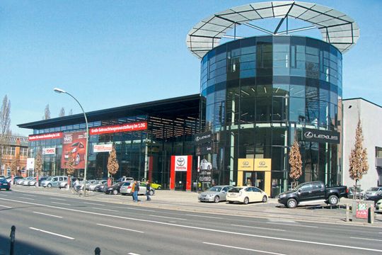 In der Berliner Stralauer Allee betreibt die M.C.F. Motor Company einen Toyota- und Lexus-Betrieb.(Bild:  M.C.F. Company)