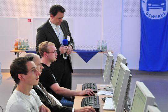 ZDK-Referent Marco Hilger zeigte mit Schülern der Würzburger Franz-Oberthür-Schule live, wie eine Online-Prüfung abläuft. (Archiv: Vogel Business Media)