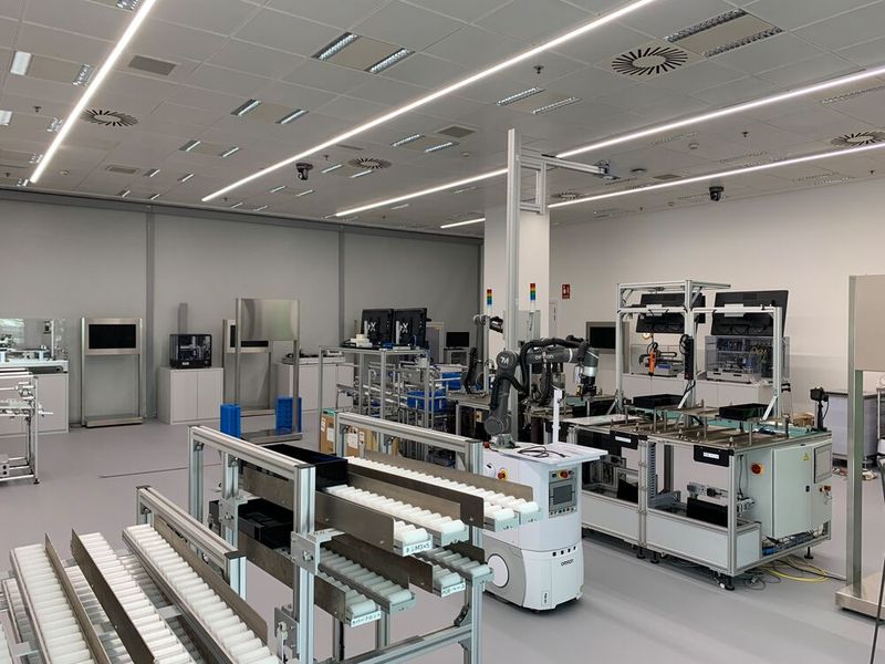 In seinem neu gestalteten Automation Center Barcelona zeigt Omron Industrial Automation, wie die Fabrik der Zukunft aussehen wird. (Bild: Omron)