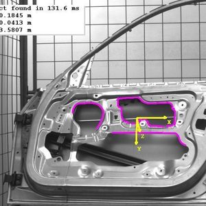 Perspektivisches, deformierbares Matching erkennt kantenbasiert perspektivisch verzerrte Objekte mit ausgeprägten kanten- und flächenbetonten Elementen, wie hier eine schräg gestellte Autotür. Bild: MVTec