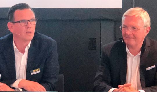 Gaben in einer kurzfristig anberaumten Pressekonferenz während der Stuttgarter Fachmesse Logimat ihre zum 1. Juni startende und zunächst auf drei Jahre angelegte Kooperation bekannt (v.l.): Steffen Bersch, CEO der SSI-Schäfer-Gruppe, und Prof. Michael ten Hompel, geschäftsführender Institutsleiter am Fraunhofer-IML. Gaben in einer kurzfristig anberaumten Pressekonferenz während der Stuttgarter Fachmesse Logimat ihre zum 1. Juni startende und zunächst auf drei Jahre angelegte Kooperation bekannt (v.l.): Steffen Bersch, CEO der SSI-Schäfer-Gruppe, und Prof. Michael ten Hompel, geschäftsführender Institutsleiter am Fraunhofer-IML.