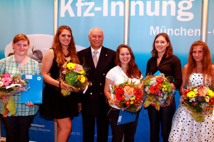 Blumen für die Kfz-Mechatronikerinnen der Kfz-Innung München-Oberbayern: (v.li.) Katharina Wille, Marina Ponn, Karl Burghart (stv. Obermeister), Katharina Kersten, Theresia Hauser und Sandra Altmann. (Innung)