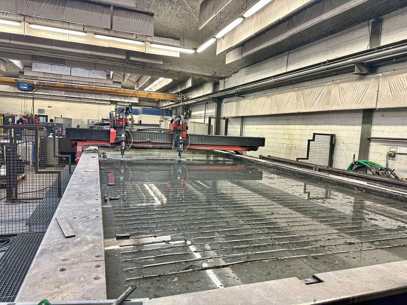 Les très grosses pièces peuvent aussi être découpées au jet d'eau chez Waterjet. Ici un bassin de plusieurs mètres qui se doit d'être vidé et nettoyé 1 x /an. (Source : MSM)