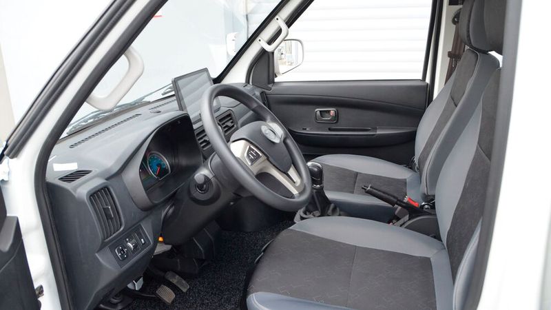 Der Ari 901 hat als Double-Cab Airbags und ein Infotainmentsystem mit Touchscreen. (Bild: Ari Motors)