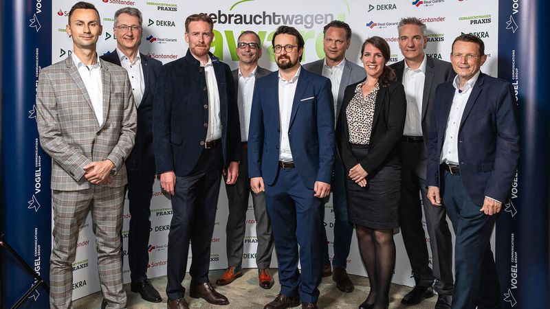 Platz 4 für das Autohaus Jepsen in Neutraubling: das Team mit Jury und Sponsoren. (Bild: Stefan Bausewein)