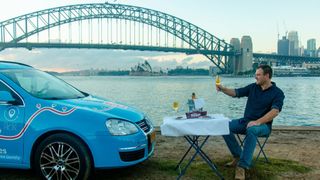 Feierlicher Abschluss einer Weltreise: Wiebe Wakker und sein „Blue Bandit“ rasten an der Harbour-Bridge in Sydney. (Bild: Wakker)