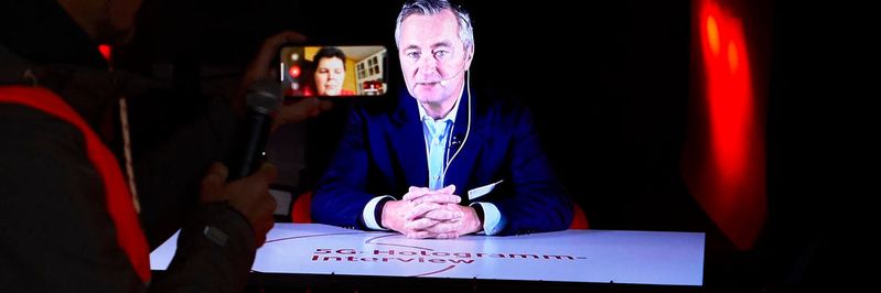 Vodafone-Deutschland-Chef Hannes Ametsreiter als holografischer Interviewpartner (Bild:  Vodafone)