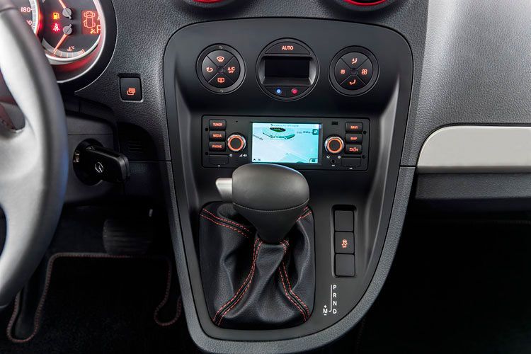 Beim kleinen Navi mit Touchscreen im Citan braucht der Fahrer schon „spitze Finger“, um Selbiges zu bedienen. Gute Augen sind ebenfalls notwendig. (Bild:Daimler)