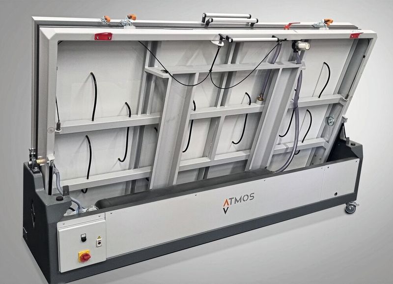 Die Kipp-Funktion erlaubt es dem Anwender, die Vakuumpresse nach der Nutzung um 75 Grad nach oben zu schwenken und so in eine platzsparende Position zu bringen. (Bild: Atmos Vakuumpressen)