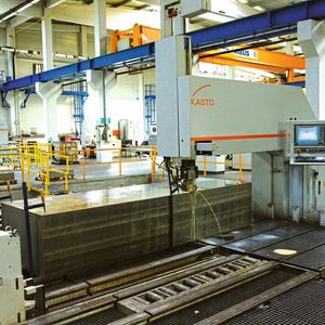 Der Bau- und Werkzeugstahl-Spezialist JKZ Bučovice setzt zum Bearbeiten großer und schwerer Werkstücke auf zwei vollautomatische Blockbandsägemaschinen vom Typ Kasto bbs A 3x20.(Bild:  Kasto)