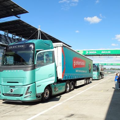 Beim Zukunftstag Nutzfahrzeuge standen auf dem Lausitzring mehrere E-Lkw zum Testen bereit. (Bild: Thomas Günnel – Automobil Industrie)
