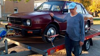 Was da auf dem Hänger steht, kann Bernd Röthig nicht sehen. Aber er kann es ertasten. Und wenn es sich um einen Ost-Oldie handelt, reicht ihm meist ein kurzes Handauflegen, um Bescheid zu wissen. (Bild: Bernd Röthig)