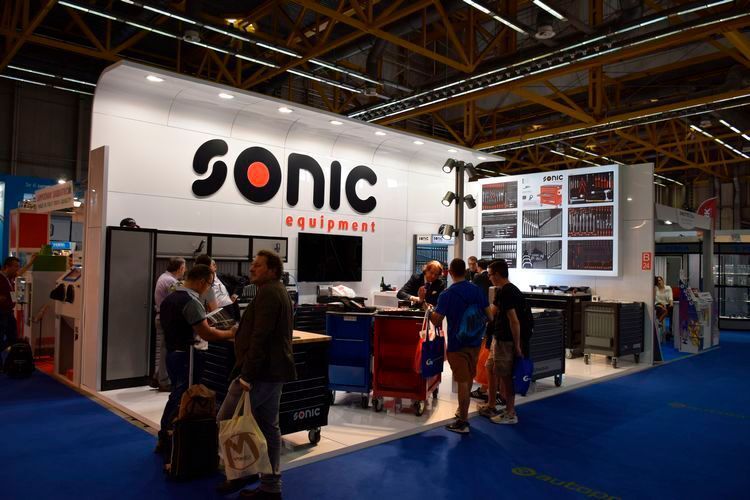 Sonic zeigte einen Produktquerschnitt von der Ratsche bis zum Werkzeugschrank. (Holz / »kfz-betrieb«)