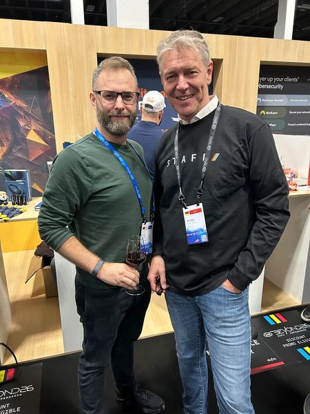 Tim Dorbandt (l., Loptr) und Peter Gerhardt (Pax8)  (Bild: Vogel IT-Medien)