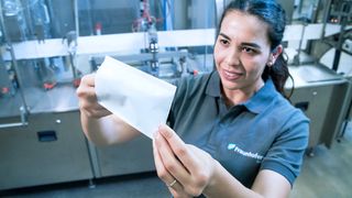 Im Projekt PAPURE entwickeln vier Fraunhofer-Institute ein laserbasiertes Verfahren, das komplett klebstofffreie Papierverpackungen ermöglicht. (Bild: Fraunhofer IVV)
