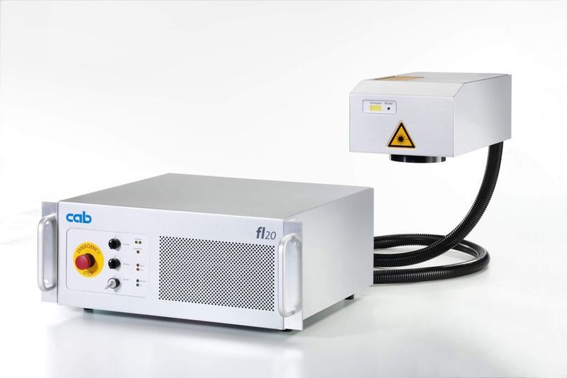 Die Beschriftungslaser bestehen aus einer Laserstrahlquelle im Tischgehäuse oder 19“-Rack und einem fasergekoppelten Galvanometerkopf zur Strahlablenkung. Bild: CAB Produkttechnik (Archiv: Vogel Business Media)