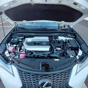 3. Der Antrieb: Im getesteten Lexus UX 250 war ein 135 kW/184 starker Hybridantrieb verbaut. Dieser kombiniert einen Zwei-Liter-Vierzylinder-Benziner mit zwei Elektromotoren. In 8,5 Sekunden beschleunigt der UX von 0 auf 100 km/h. Wer tatsächlich versucht, vom Stand aus Vollgas zu geben, wird dabei wenig Spaß haben. Denn dafür wurde der Hybridantrieb mit seiner stufenlosen Kraftübertragung schlichtweg nicht konzipiert. Sowohl diesen Versuch als auch das zügige Beschleunigen auf der Autobahn quittiert das Auto mit einem nervigen Gejaule, wenngleich gegenüber den Vorgängern eine deutliche Verbesserung spürbar ist. Das entspannte Gleiten macht mit dem UX hingegen viel Freude. Der Verbrauch war mit im Schnitt 6,7 Litern zwar nicht rekordverdächtig, aber mit Blick auf die langen Autobahnfahrten in Ordnung.(Bild:  Mauritz – VCG)