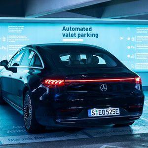 Das „Automated Valet Parking“ von Bosch und Mercedes ist nun am Stuttgarter Flughafen möglich – allerdings nur in einem bestimmten Bereich und mit entsprechend ausgerüsteten Modelle von S-Klasse und EQS. (Bild:  Mercedes-Benz)