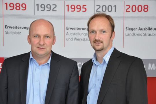 Heinz (li.) und Thomas Niedermayer haben die Onlineprozesse in ihrem Unternehmen perfektioniert. (Richter)
