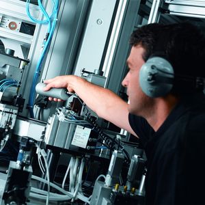 Die Leckageortung ermöglicht es, sofort die Energie- und Betriebskosten zu senken, im Durchschnitt um 18%. Die Ortung bei laufender Produktion ist schnell ausgeführt und dokumentiert. Die Leckagen bei Bedarf beseitigt. 