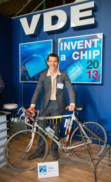 Den 1. Platz bei Invent a Chip konnte Simon Schubotz vom Carl-Fuhlrott-Gymnasium in Wuppertal mit seinem „Fahrrad-Automatik“. (VDE)