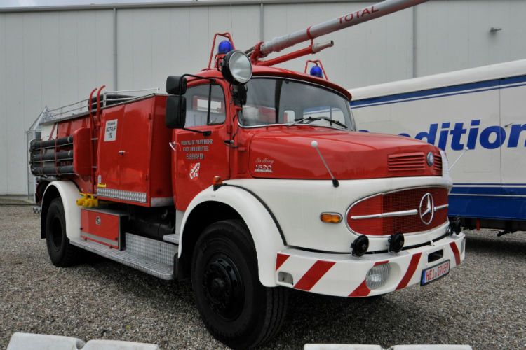 Sorgte einst im Elbhafen Brunsbüttelkoog für Sicherheit: das Feuerwehrauto MB LAK 1620 B. (Zietz)
