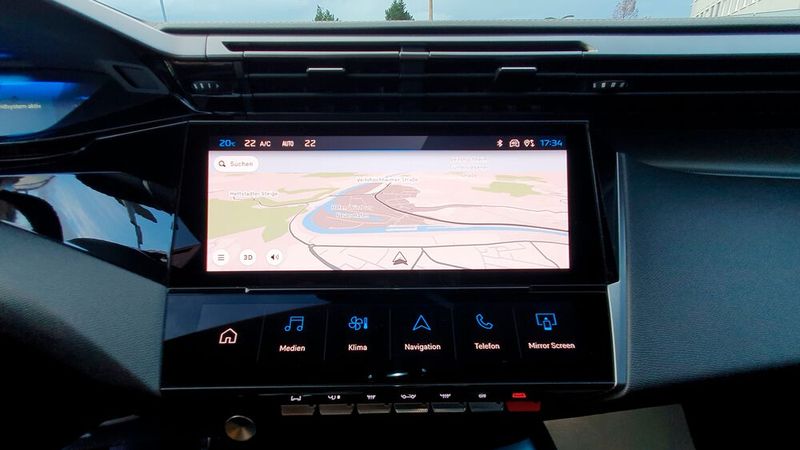 4. Die Bedienung: Zwar verzichtet Peugeot auch weitgehend auf physische Tasten, aber es gibt zumindest eine Schalterleiste für wichtige Funktionen sowie riesengroße „i-Toogles“, die sich unter dem zentralen Bildschirm befinden. Sie kann der Fahrer frei mit gewünschten Funktionen belegen, etwa einem Radiosender, den bevorzugten Telefonkontakten oder der Navigation nach Hause. (Bild: Mauritz – »kfz-betrieb«)