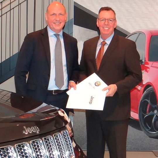 Der Chef der FCA-Händlernetzentwicklung, Udo Kirk (li.), freut sich über einen neuen Partner – Jeffrey Scott.(Foto:  FCA)