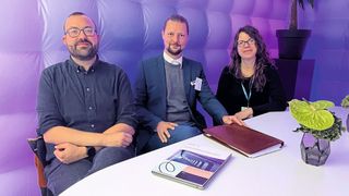 Dr. Benjamin Schürmann (l., Possible), Keno Canzler (Bundes­druckerei) und Susanne Ehneß (eGovernment) beim Gespräch. (Bild: Lavinia Wolf-Kramer)