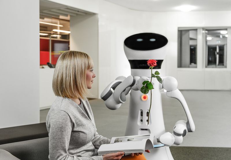 Freundlich und sympathisch. Unsichtbar, wenn man ihn nicht braucht. Tag und Nacht auf Abruf. Der Butler von morgen heißt „Care-O-bot 4“, wurde vom Fraunhofer IPA in Stuttgart entwickelt und feiert auf den SCHUNK Expert Days on Service Robotics seine öffentliche Weltpremiere. (Fraunhofer IPA/ Foto: Rainer Bez)