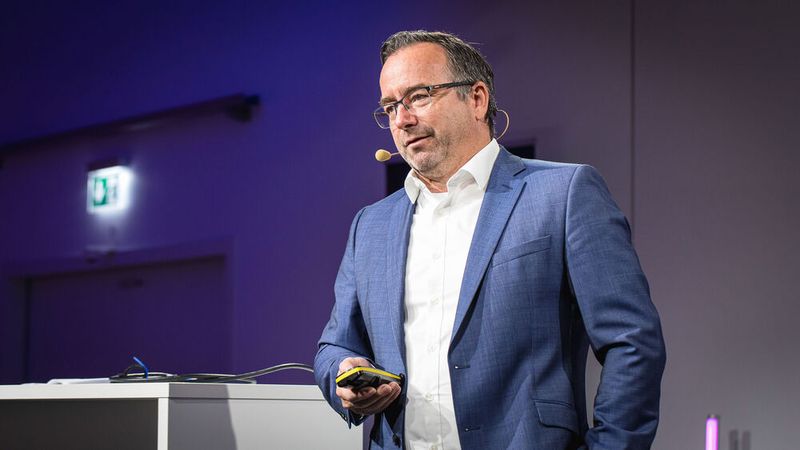 Sascha Schüren, General Manager Deutschland bei Car Garantie, beleuchtete in seinem Impuls-Café-Vortrag, welche Vorteile und Chancen sich nach der Änderung der steuerlichen Behandlung von Garantiezusagen ergeben. (Bild: Stefan Bausewein)