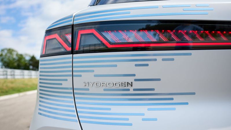 Auf dem Weg zur Serienreife absolvieren die Prototypen des BMW iX5 Hydrogen ein umfangreiches Erprobungsprogramm.(Bild:  BMW)