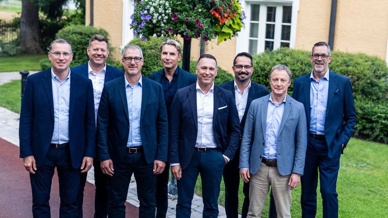 Die neue Führungsspitze der Hahn-Gruppe. Im Bild (v. l.): Steffen Hahn (geschäftsführender Gesellschafter), Holger Fink (Geschäftsführer Vertriebsregion 5 und Seat/Cupra, Skoda), Roland Beeh (Geschäftsführer Vertriebsregion 2 und VW Nutzfahrzeuge), Gerhard Dietrich (Geschäftsführer Großkunden), Jörg Berghöfer (Geschäftsführer Vertriebsregion 3 und Aftersales), Aaron C. Arena (Geschäftsführer Vertriebsregion 4 und Audi), Roland Braun (Geschäftsführer Vertriebsregion 1 und VW Pkw), Klaus Stockhausen (Geschäftsführer Hahn Automobil-Holding)(Bild:  Hahn-Gruppe)