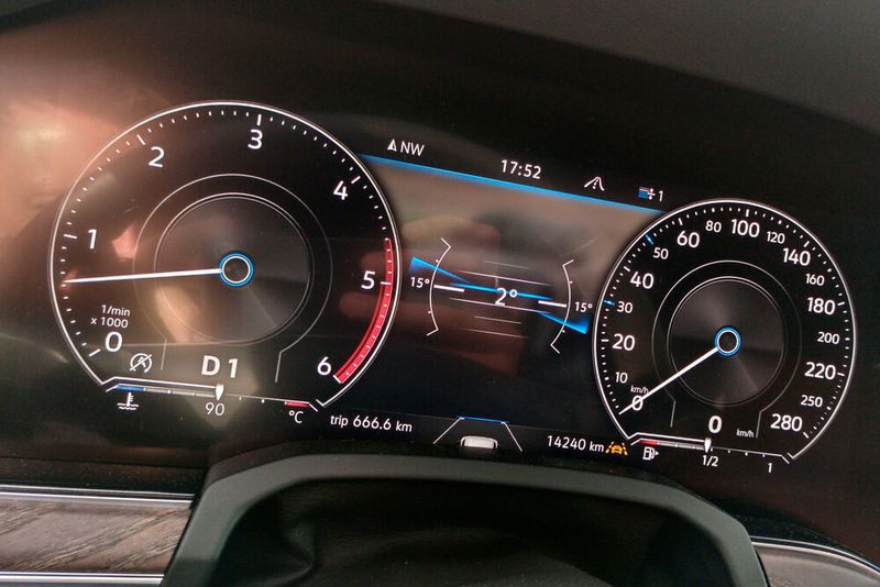 Auf dem 12-Zoll-Display kommen die digitalen Instrumente unter; außerdem lassen sich diverse Informationen anzeigen, zum Beispiel zum Neigungswinkel des Fahrzeuges im Gelände. (Thomas Günnel/Automobil Industrie)