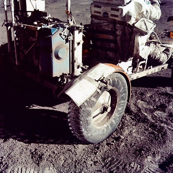 Am LRV von Apollo 17 musste ein abgerissener Kotflügel notdürftig repariert werden. Dazu standen nur die an Bord der Mondfähre vorhandene Mittel wie Klebestreifen, zusammengefaltete Mondkarten und Klammern zur Verfügung. (Bild: NASA)